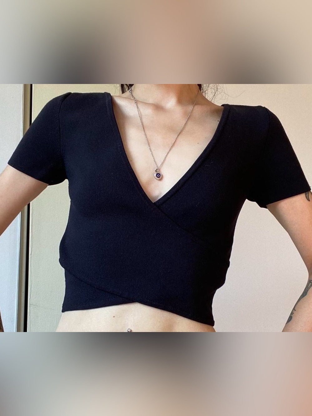 Aritzia Babaton Sculpt Knit Wrap Cropped 
Short Sleeve-Black Size: M